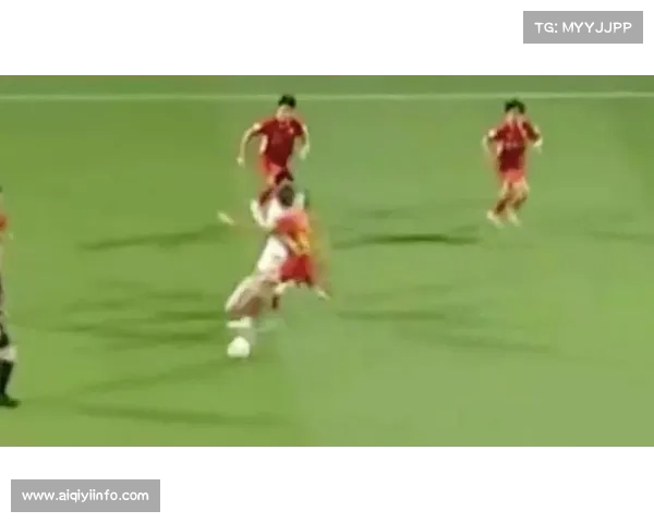 球员冲突瞬间，裁判调解画面